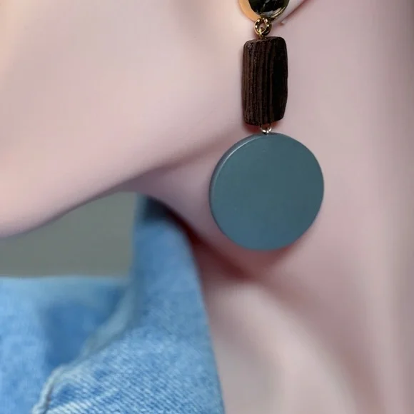 ⚜️🪵 Gold and Gray Statement Earrings ❤️🔥 - Picture 5 of 6